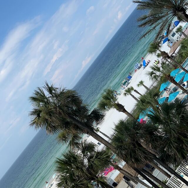 @kyndall_malynn and I took a quick trip down to PCB to drop @libbybrooke08 and @slilabelle off with the Simms family for the week. We soaked up a full 24-hours of sun while we were there before driving right back home 🤣 Big thanks to @jessicathrashersimms and fam for letting my girl tag along with them for the week ❤️